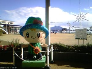 vogueで撮った写真。ちっくんの大きい人形が写っており後方に筑波山が見える。