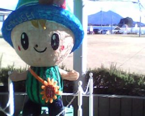 pieniで撮った写真。ちっくんの大きい人形が写っており後方に筑波山が見える。