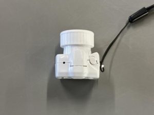 Digital Snap Camera microを上から見た写真。一眼レフカメラっぽい。ボタンが1つと点灯ライトが見える穴がある。接着面がキッチリしておらず隙間があるので外れそうで怖い。