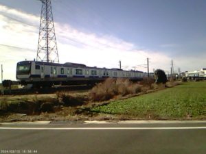 電車が線路を通過する瞬間を撮った写真。