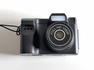 カメラを正面から撮った写真。一眼レフカメラを模してあり、右側にグリップのようなものがあって掴みやすい。