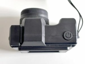 カメラを上から見た写真。ボタンはシャッター兼電源ボタンのみ。