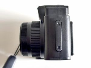 ストラップ穴が無い方の側面。上下ボタンがある。